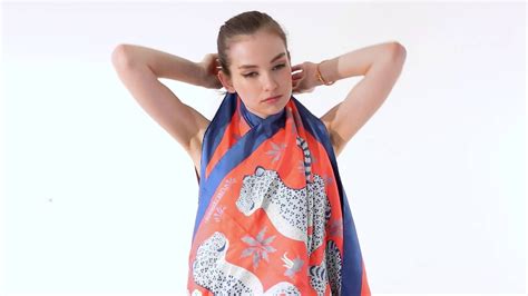 Minute Fashion : leçon n°1 pour nouer son foulard Hermès.